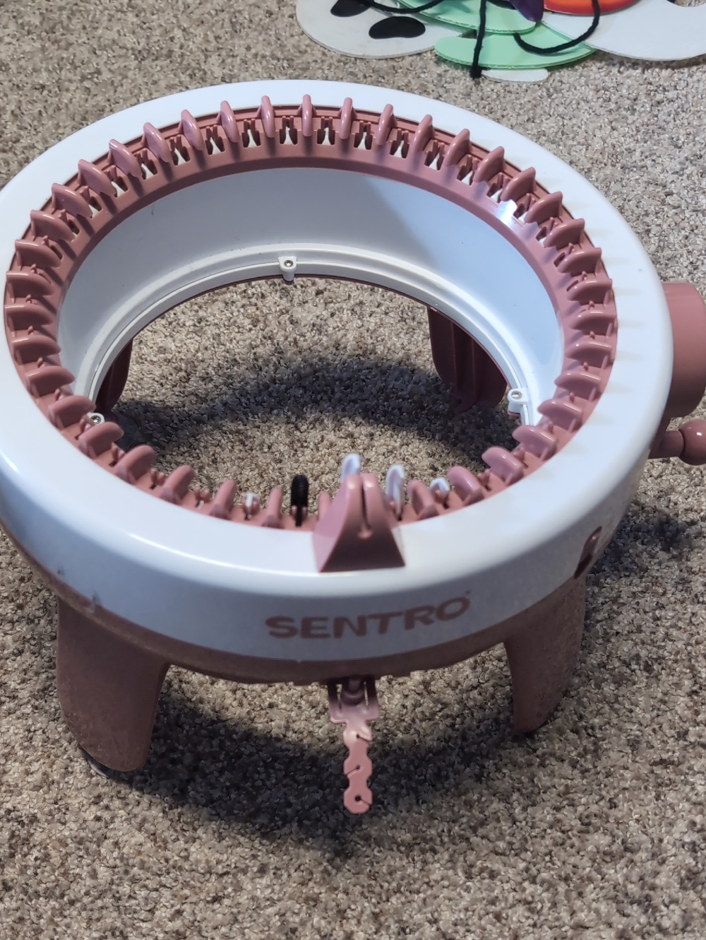 SENTRO Circular Knitting Loom in Dusty Rose & White